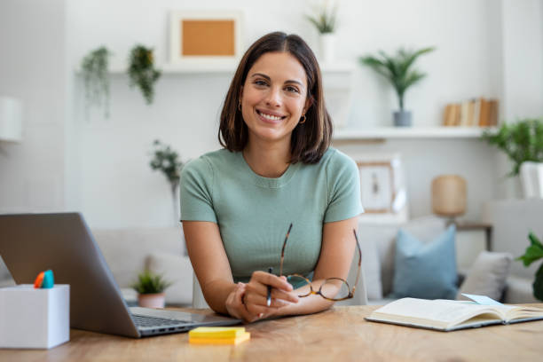 mujer sonriente en sesión de coaching emocional online tomando notas